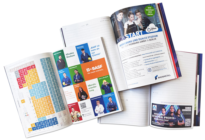 Schüler blättert im FuturePlanner, einem kostenlosen Schulplaner mit Stellenanzeigen für Azubis.